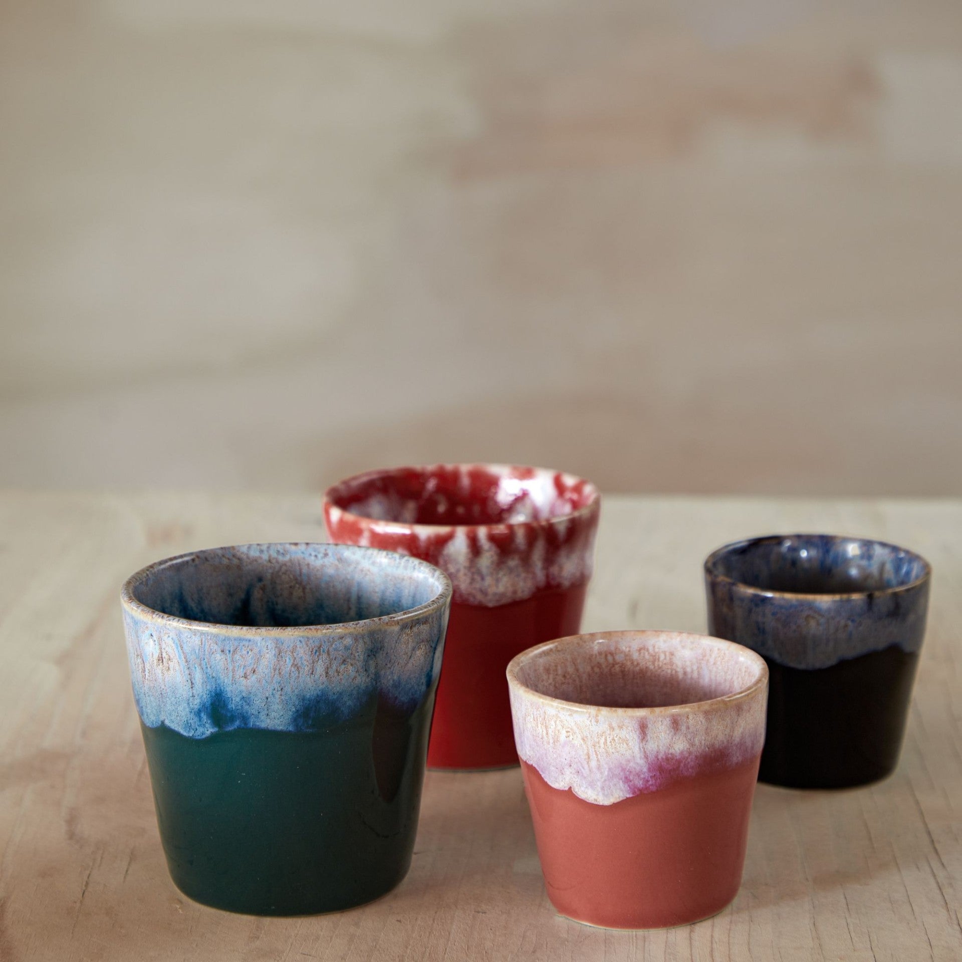 Set koffiekopjes en espressokopjes Costa Nova Grespresso van keramiek, 210 en 90ml, taps toelopend design, kleur Hunter Green, Rood en Zwart