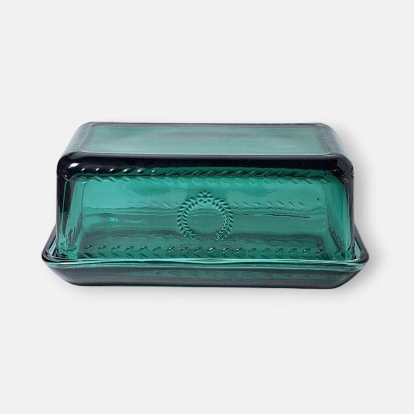 Glazen botervloot met elegant reliëf design in een transparante groene donker turquoise kleur