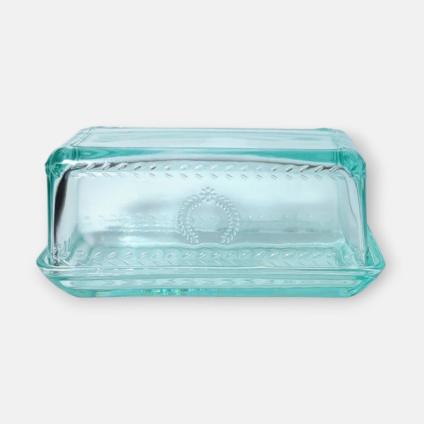 Glazen botervloot met elegant reliëf design in een transparante licht turquoise kleur