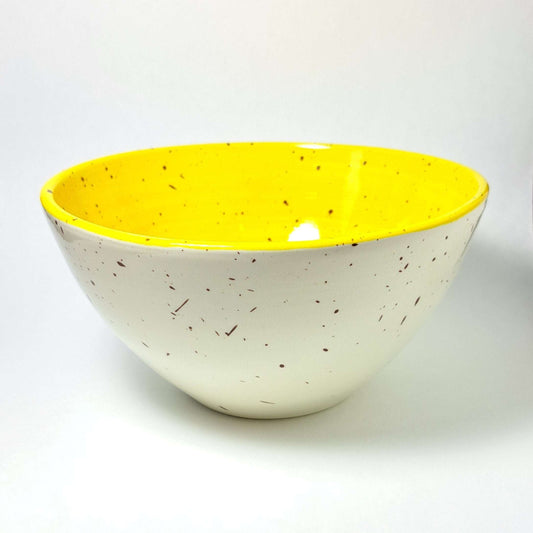 Tierra Cocida grote salade schaal keramiek 21cm in de kleur Canella, wit met geel en kleine bruine glazuurspetters