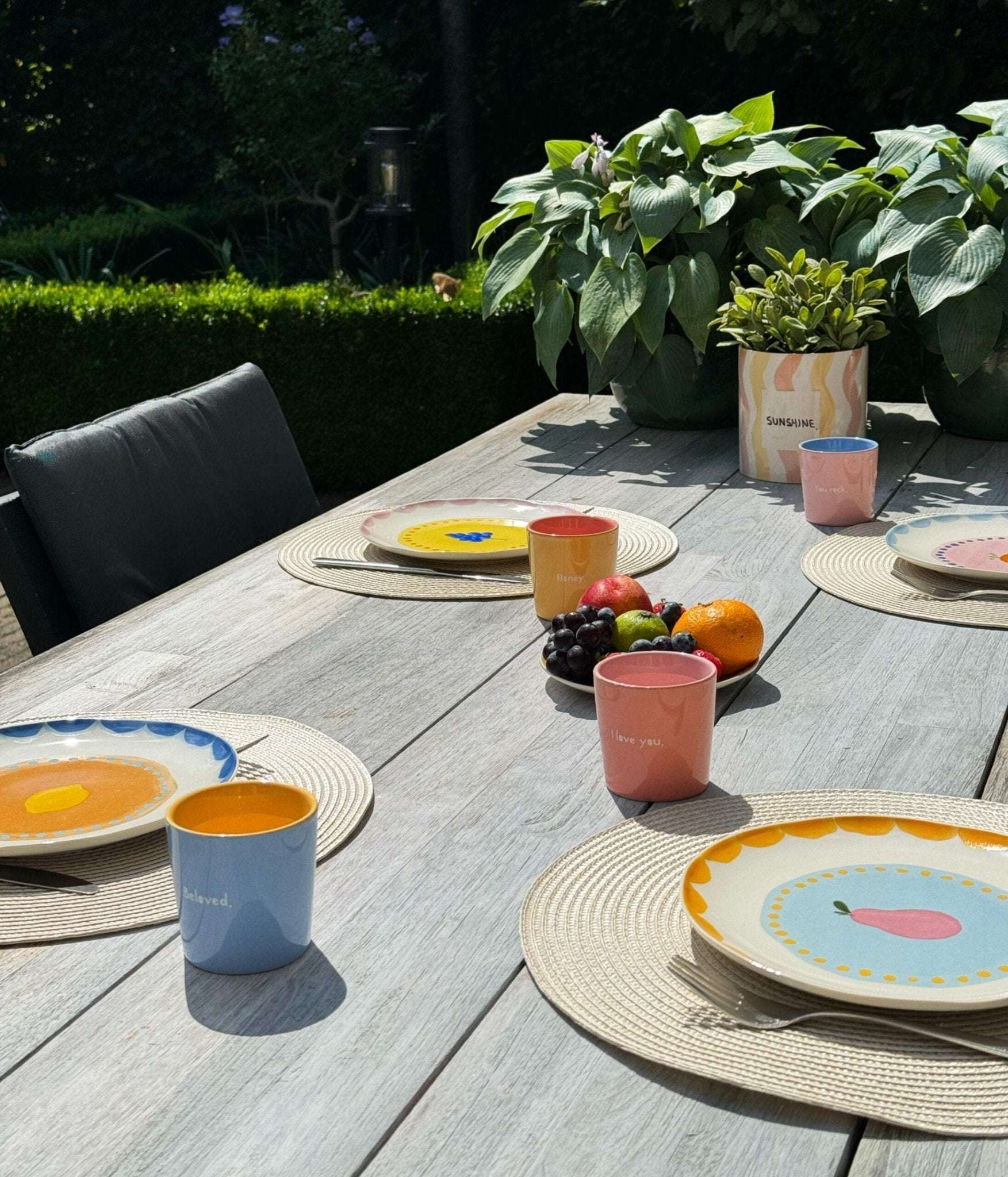 Gedekte tafel met And Nook colorful affection mokken en fruity fiesta borden