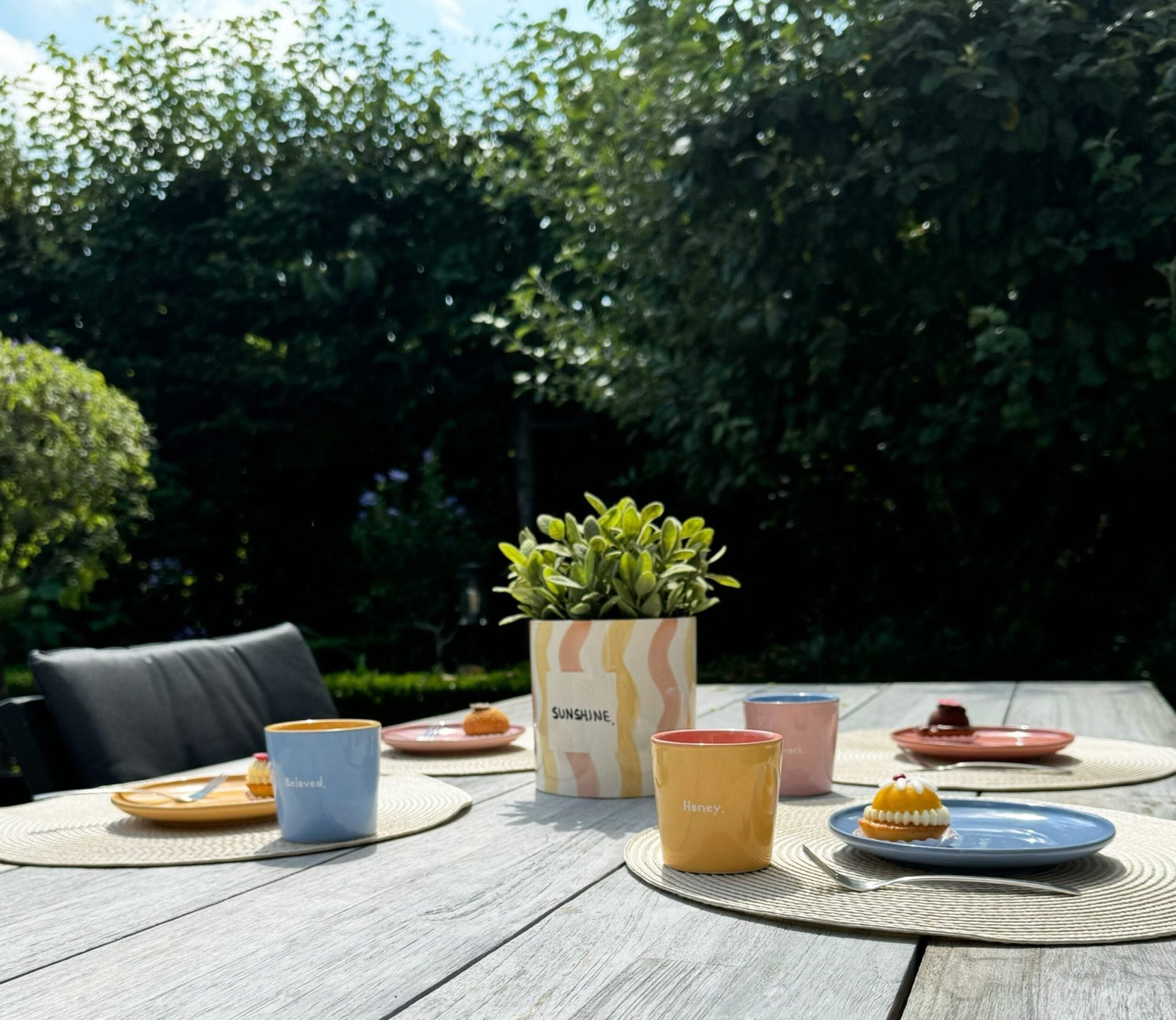 Gedekte tafel met And Nook colorful affection mokken