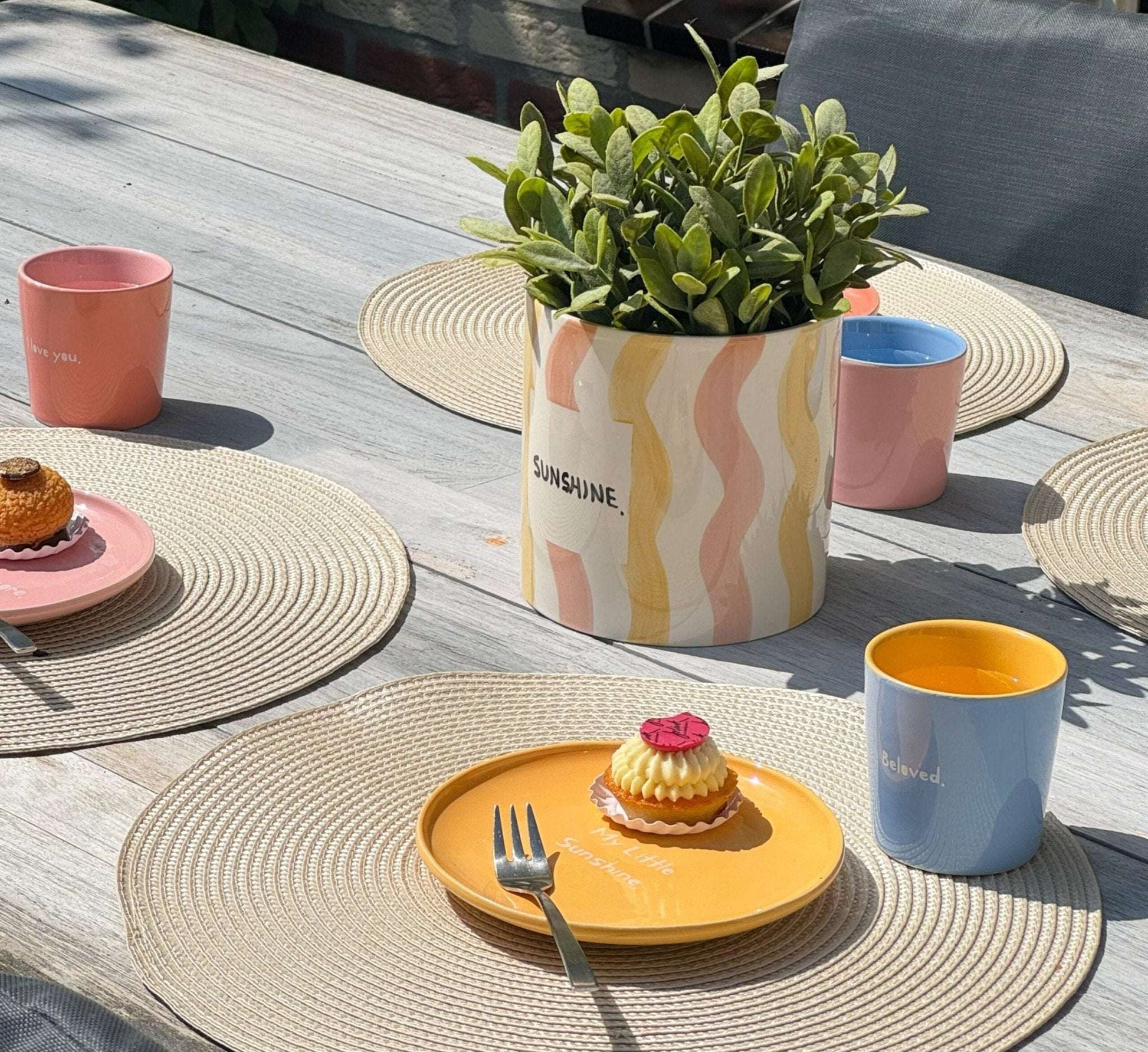 Gedekte tafel met And Nook colorful affection mokken