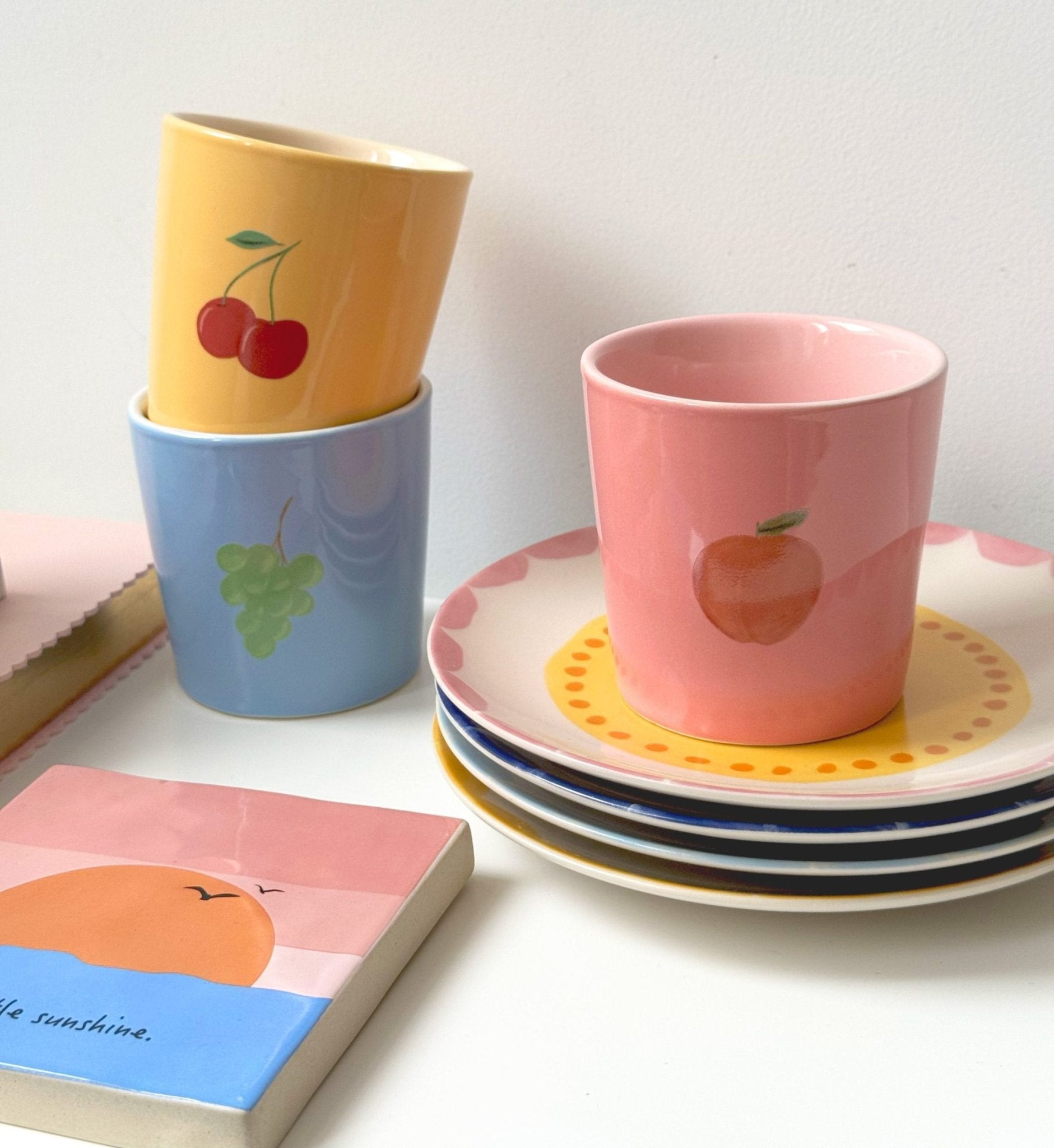 Gestyleerde keuken met Fruitful mokken And Nook 180 ml 4 delige set