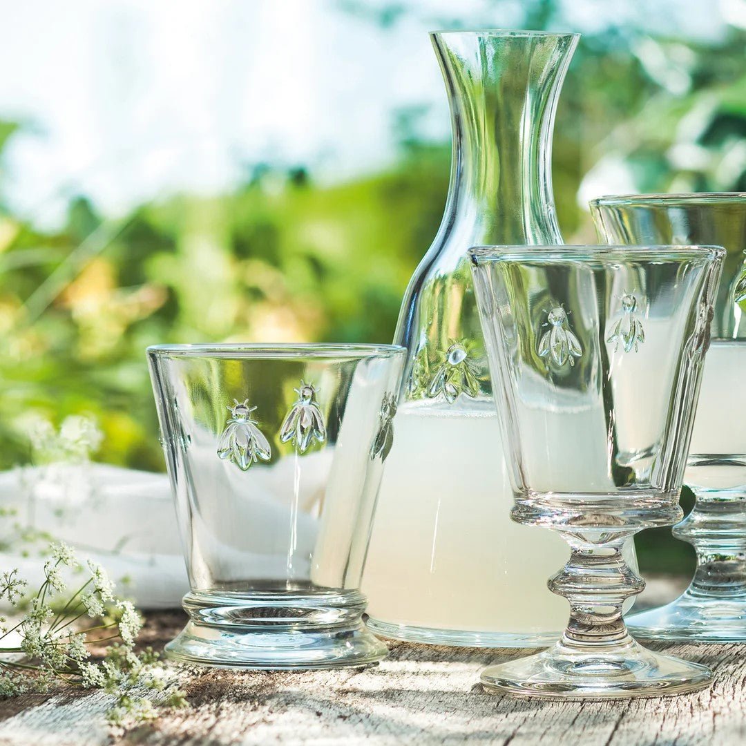 La rochere abeille drinkglazen met bijen reliëf in tafelsetting