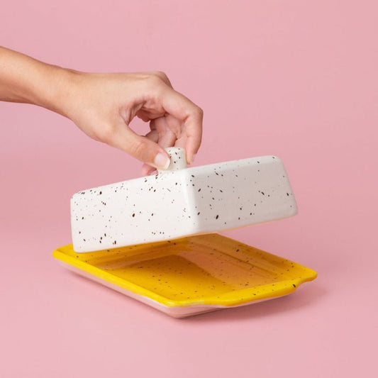 Tierra Cocida botervloot keramiek, canella, wit met geel en kleine bruine glazuurspetters