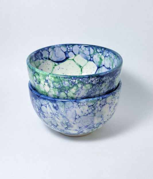 Tierra Cocida handgemaakte kom 14cm witte basis met reactief glazuur in blauw en groen