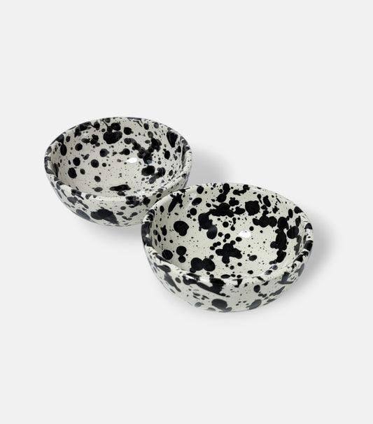 Tierra Cocida handgemaakte kommetjes van 9cm witte basis met zwarte glazuurspetters, twee stuks als set