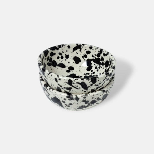 Tierra Cocida handgemaakte kommetjes van 9cm witte basis met zwarte glazuurspetters, twee stuks als set