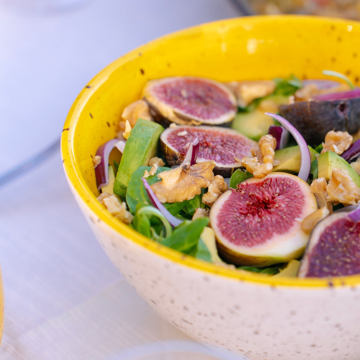 Tierra Cocida grote salade schaal keramiek 21cm canella met salade erin als voorbeeldfoto