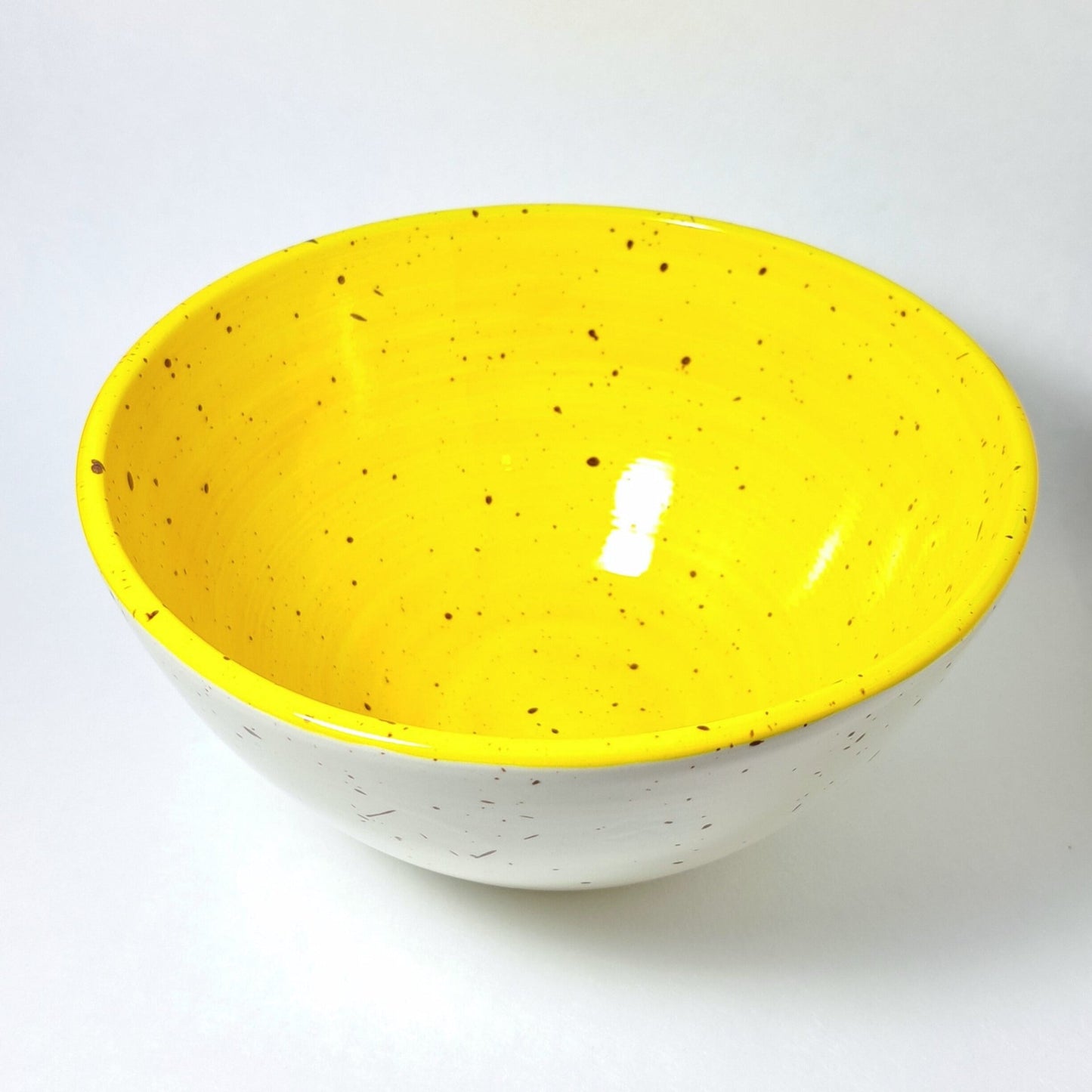 Tierra Cocida grote salade schaal keramiek 21cm witte basis met gele binnenkant en kleine bruine glazuurspetters