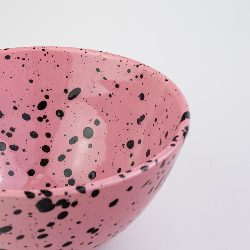 Tierra Cocida grote salade schaal keramiek 21cm roze basis met zwarte glazuurspetters