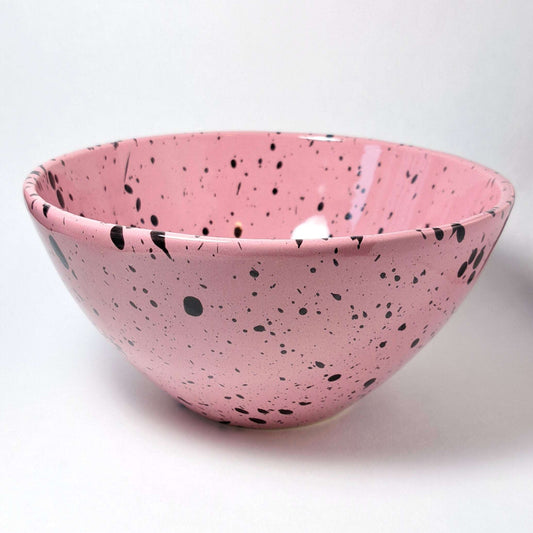 Tierra Cocida grote salade schaal keramiek 21cm roze basis met zwarte glazuurspetters