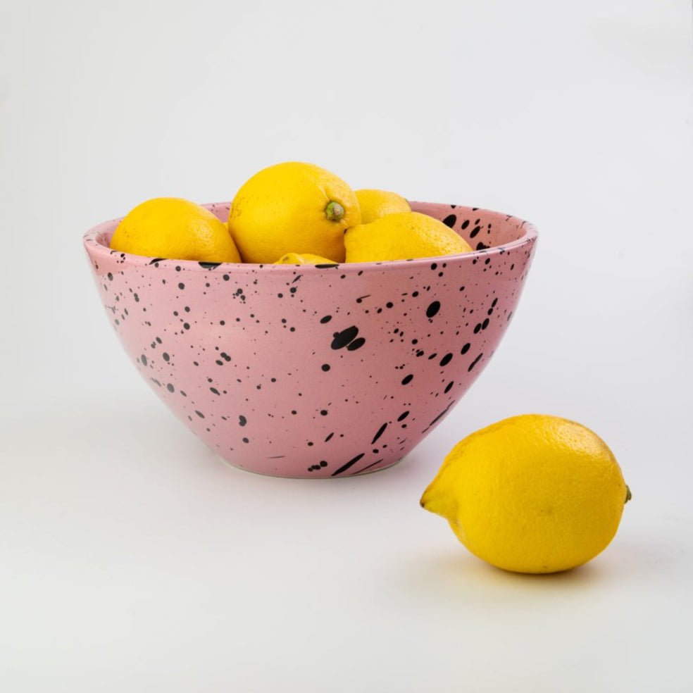 Tierra Cocida grote salade schaal keramiek 21cm roze basis met zwarte glazuurspetters