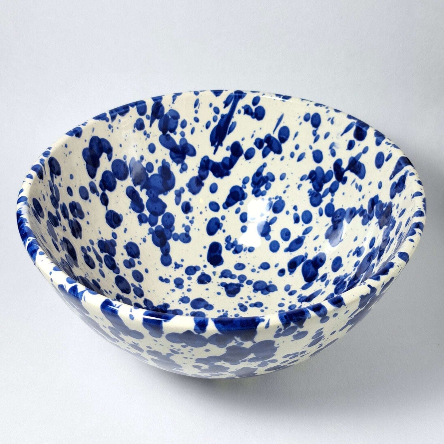 Tierra Cocida grote salade schaal keramiek 21cm witte basis met grote blauwe glazuurspetters
