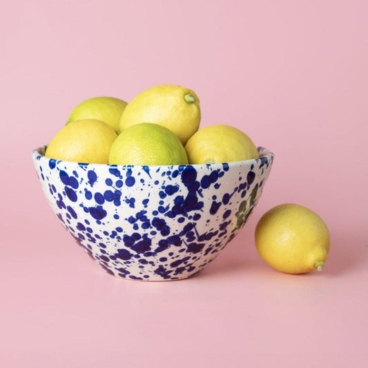 Tierra Cocida grote salade schaal keramiek 21cm in de kleur wit met blauwe grote glazuurspetters