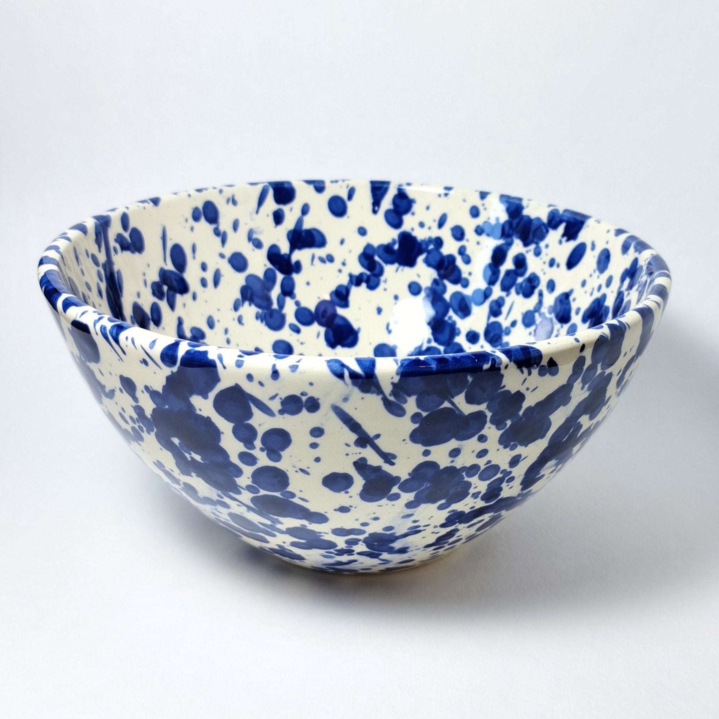 Tierra Cocida grote salade schaal keramiek 21cm witte basis met grote blauwe glazuurspetters