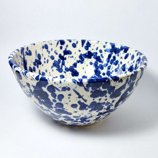 Tierra Cocida grote salade schaal keramiek 21cm witte basis met grote blauwe glazuurspetters