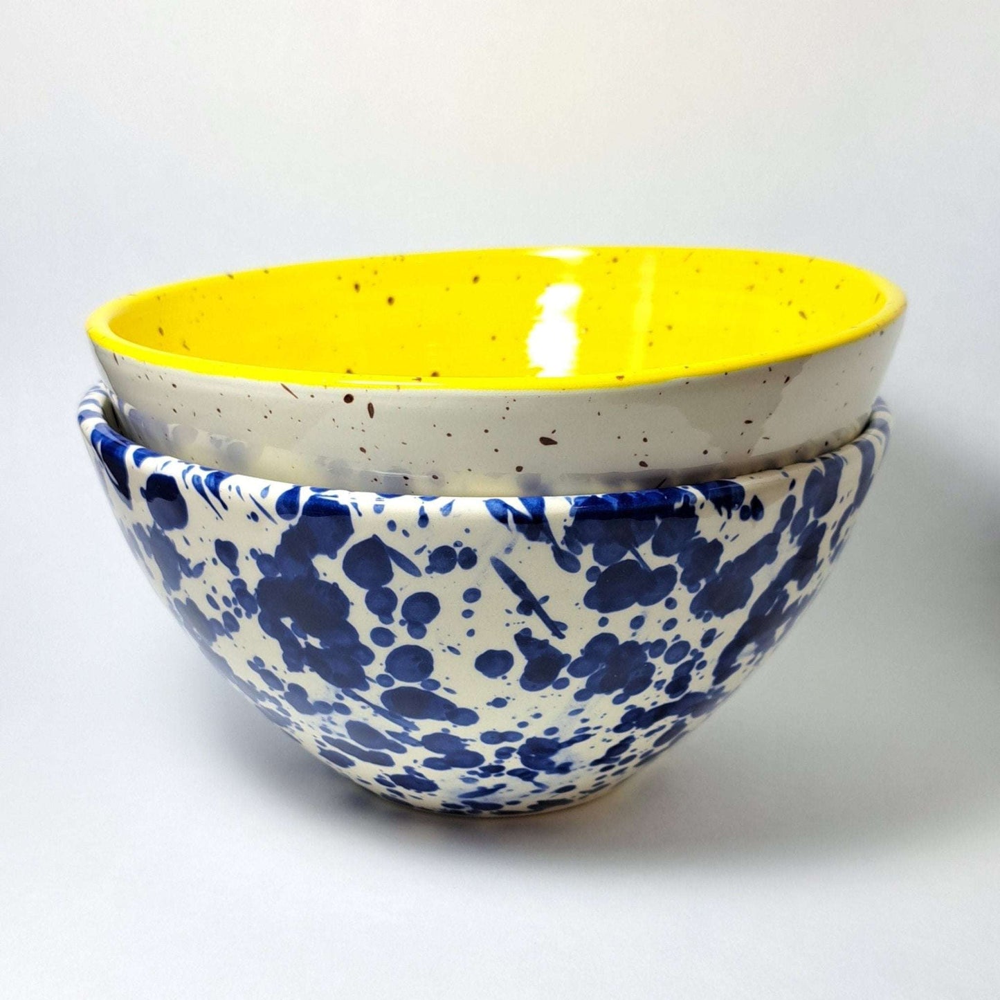 Tierra Cocida twee grote salade schalen keramiek 21cm in twee kleuren