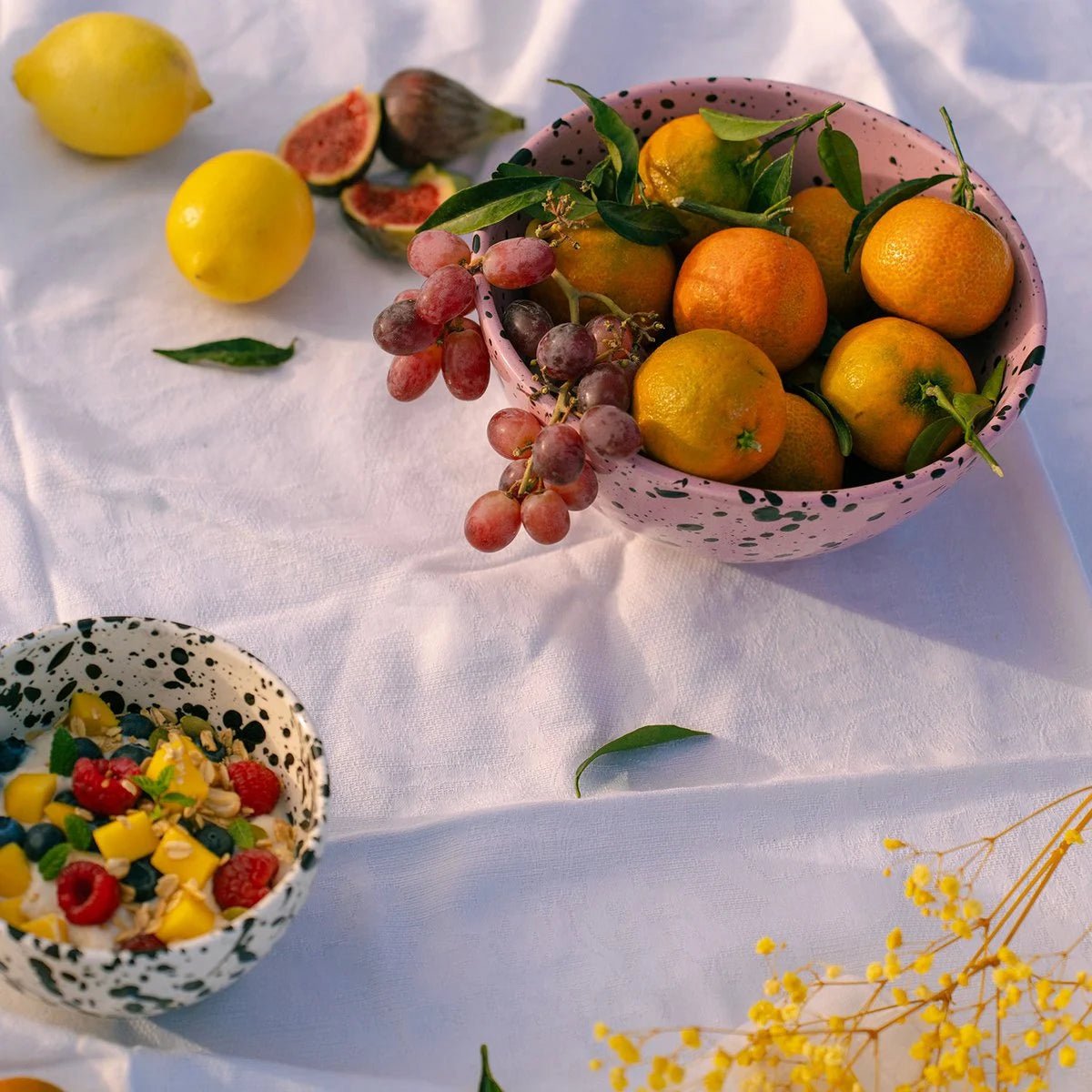 Gedekte tafel met twee gevulde kommen van Tierra Cocida als fruitschaal 21cm en yoghurtschaal 14cm