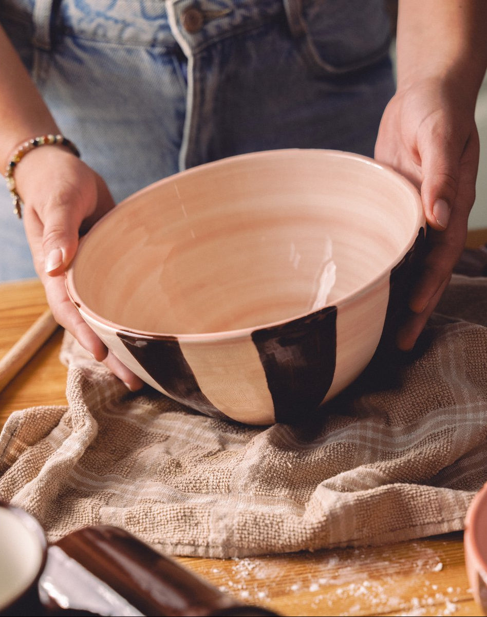 Grote handgedecoreerde kom Chocolat | 21 cm | Roze / Bruin
