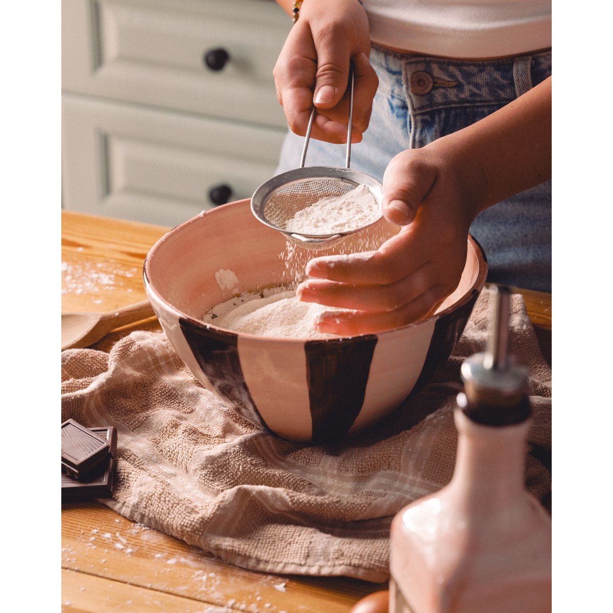 Grote handgedecoreerde kom Chocolat | 21 cm | Roze / Bruin