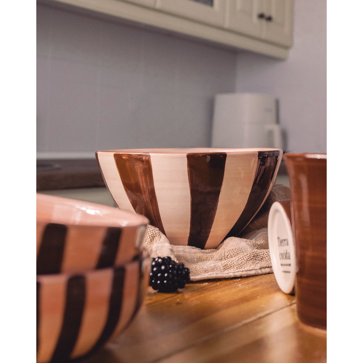 Grote handgedecoreerde kom Chocolat | 21 cm | Roze / Bruin