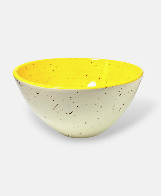 Tierra Cocida grote salade schaal keramiek 21cm in de kleur Canella, wit met geel en kleine bruine glazuurspetters