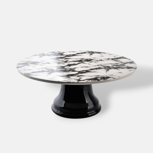 Keramieken taartenstandaard met zwarte voet en een marmerlook blad 25cm