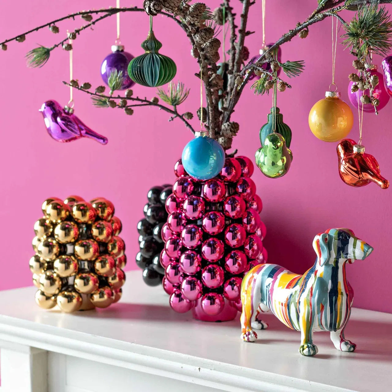 Sfeerbeeld van het Teckel beeldje met drippy verf art