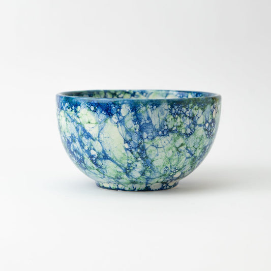 Tierra Cocida handgemaakte kom 14cm witte basis met reactief glazuur in groen en blauw