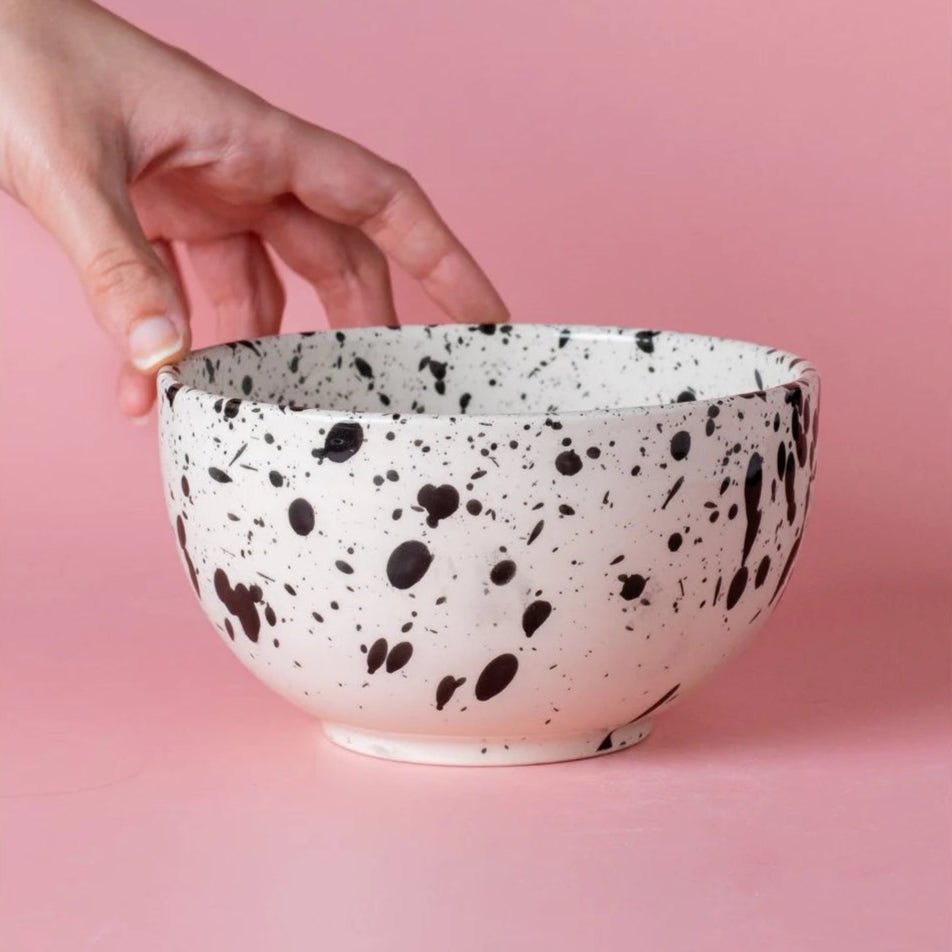 Tierra Cocida handgemaakte kom 14cm witte basis met zwarte glazuurspetters