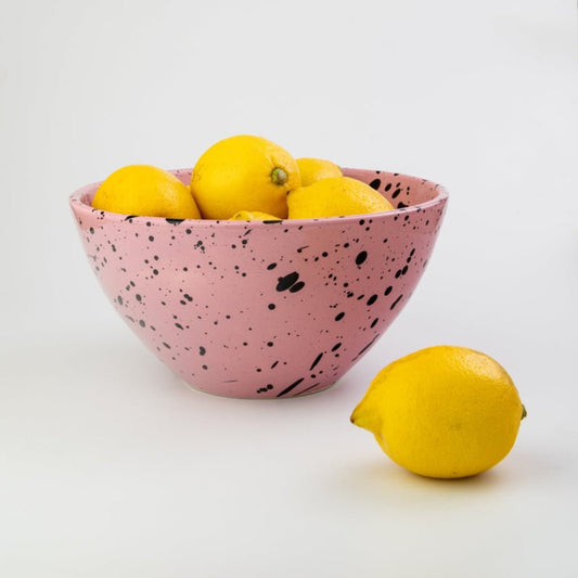 Tierra Cocida grote salade schaal keramiek 21cm roze basis met zwarte glazuurspetters